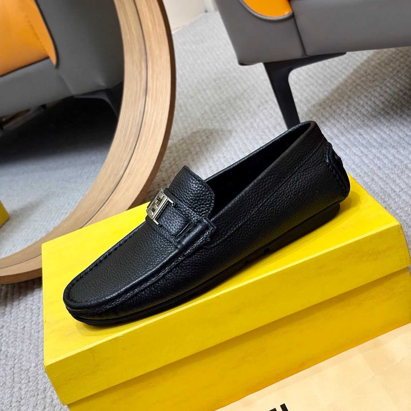 Men's shoes 💰420 [FENDI Fendi] 2⃣️0⃣️2⃣️5️⃣New Milan men's fashion lazy catwalk style ✅ fashionable casual beanie shoes, imported calfskin fabric, super smooth texture, sweat-absorbent and breathable, (sheepskin lining). Metal LOGO on the shoe body, Medusa avatar, irregular avatar, high-end craftsmanship logo✅ French Loft set foot design style 👟Low-key and elegant, great on-foot effect... Men's shoe size: 38-46 (4-12)